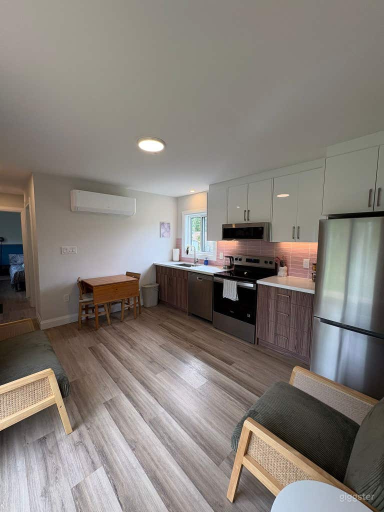  Bright Garden Suite with large backyard 