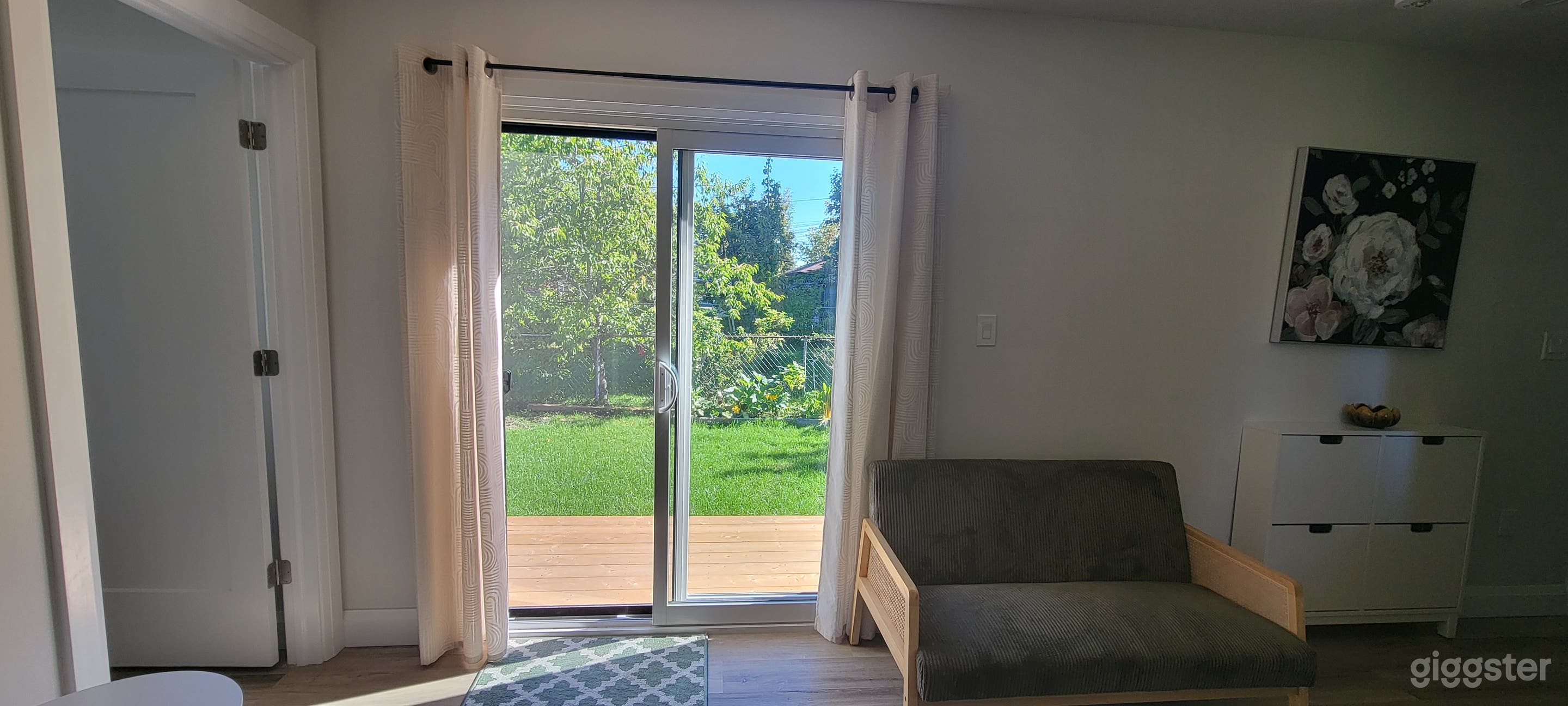 Bright Garden Suite with large backyard Photo 2