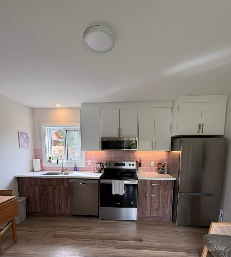  Bright Garden Suite with large backyard 