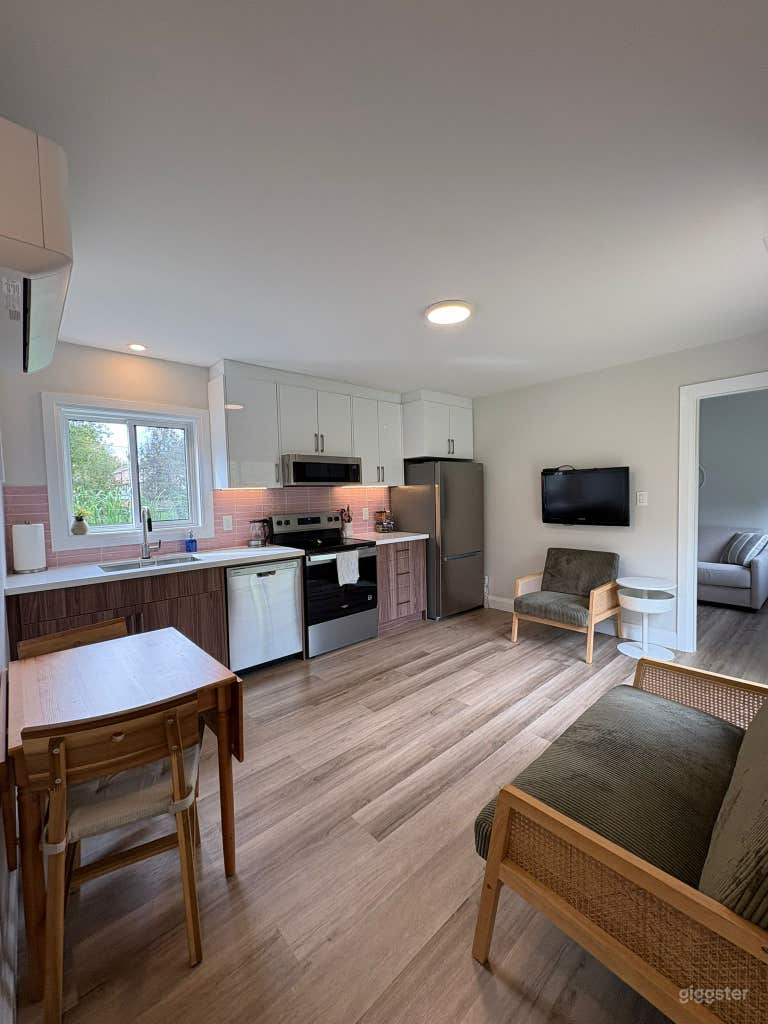  Bright Garden Suite with large backyard 