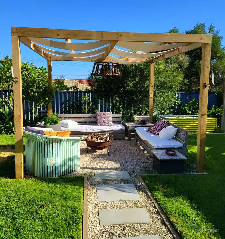  Acogedor Patio Trasero con Pérgola 