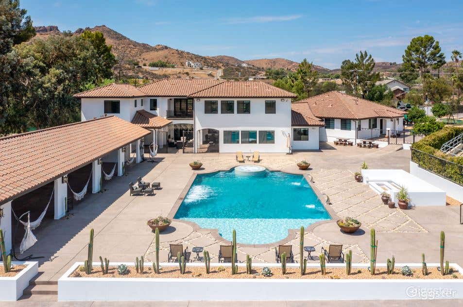 Luxury and Stylish Pool Photo 2