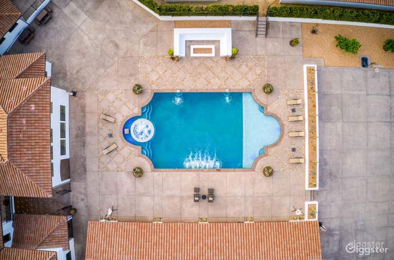  Luxury and Stylish Pool 