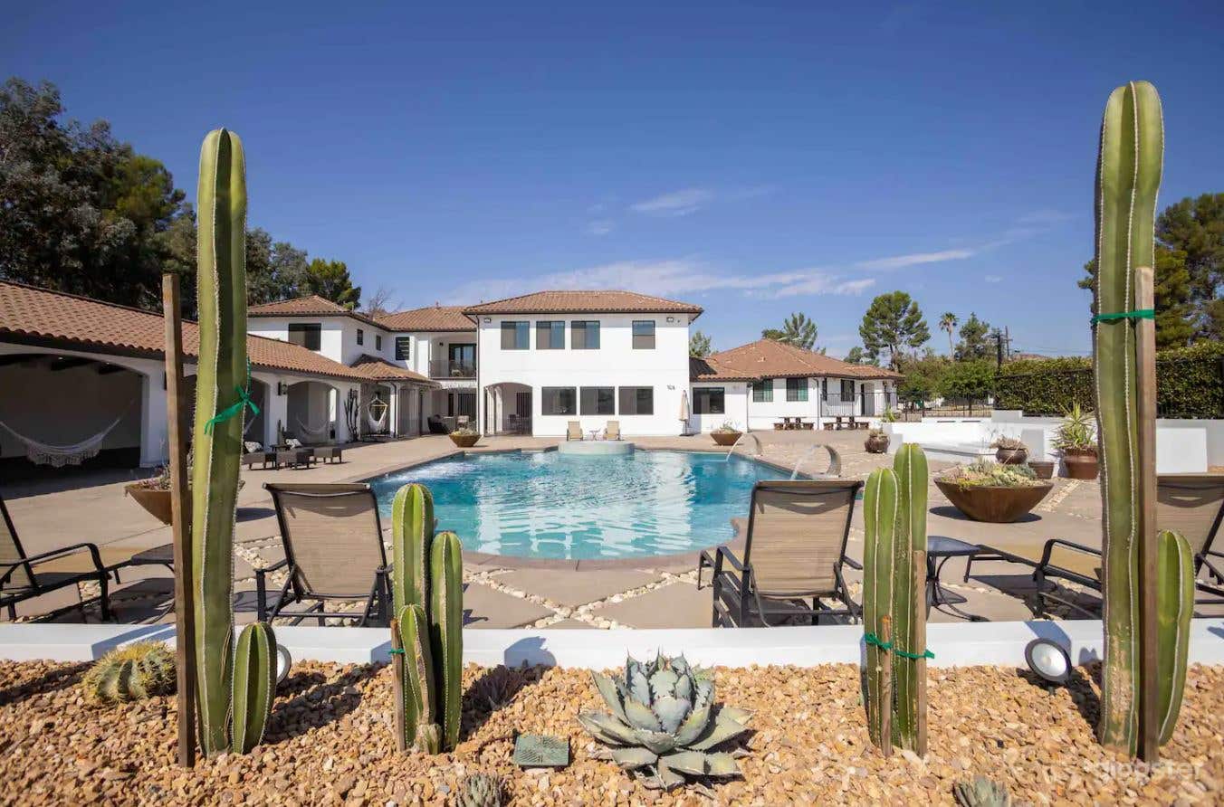 Luxury and Stylish Pool Photo 1