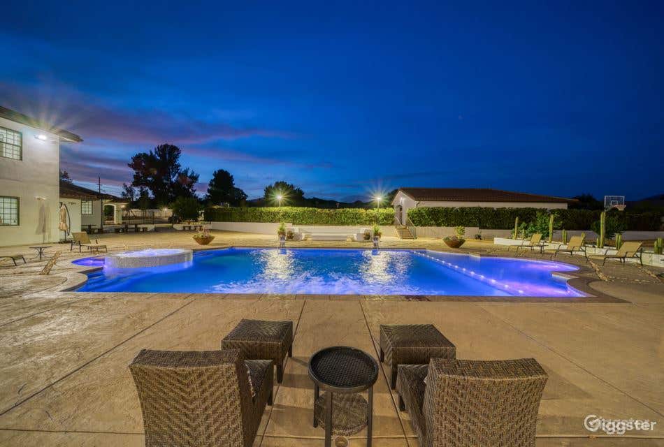 Luxury and Stylish Pool Photo 4