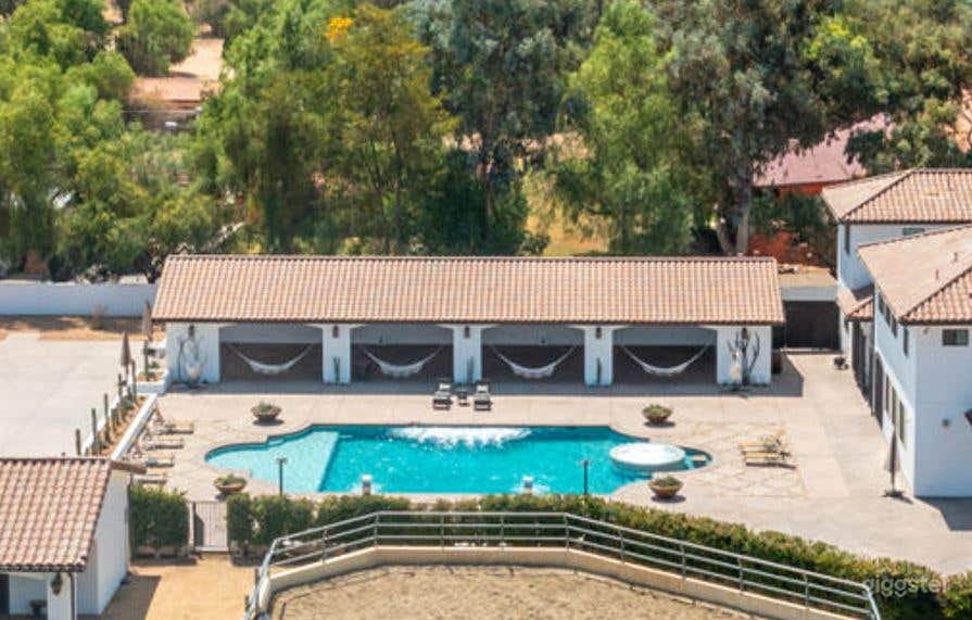 Luxury and Stylish Pool Photo 3