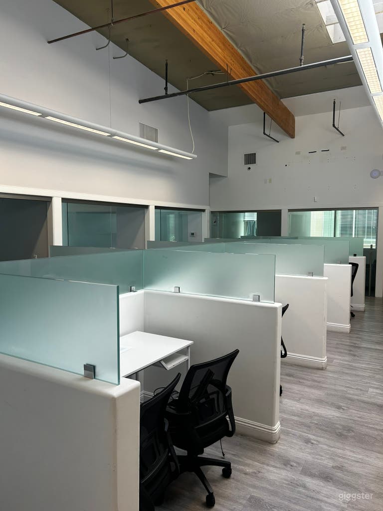  Sala de reuniones, oficinas privadas y cubículos en Irvine 