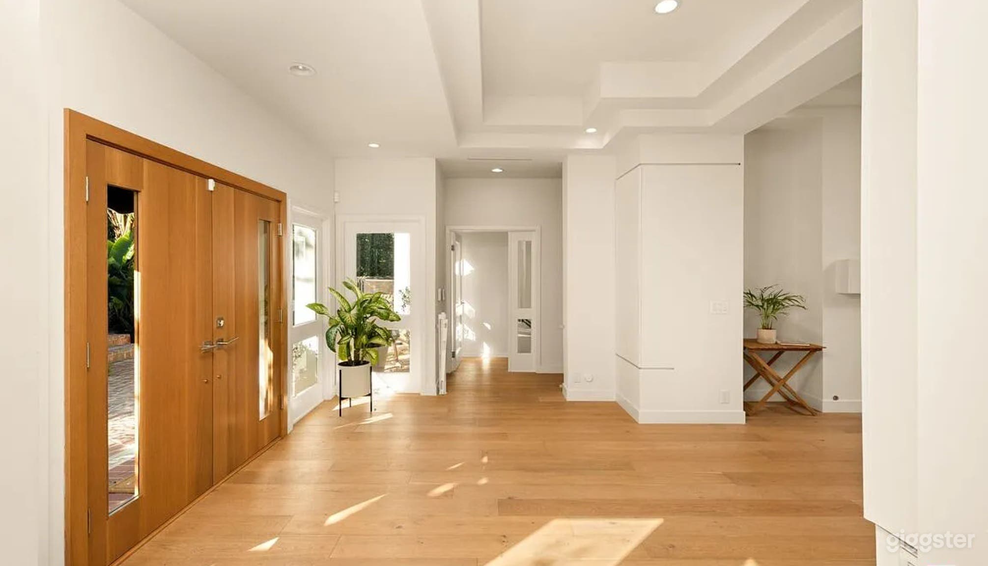 ELEGANT HILLTOP VILLA WITH SKYLIT INTERIORS Photo 4