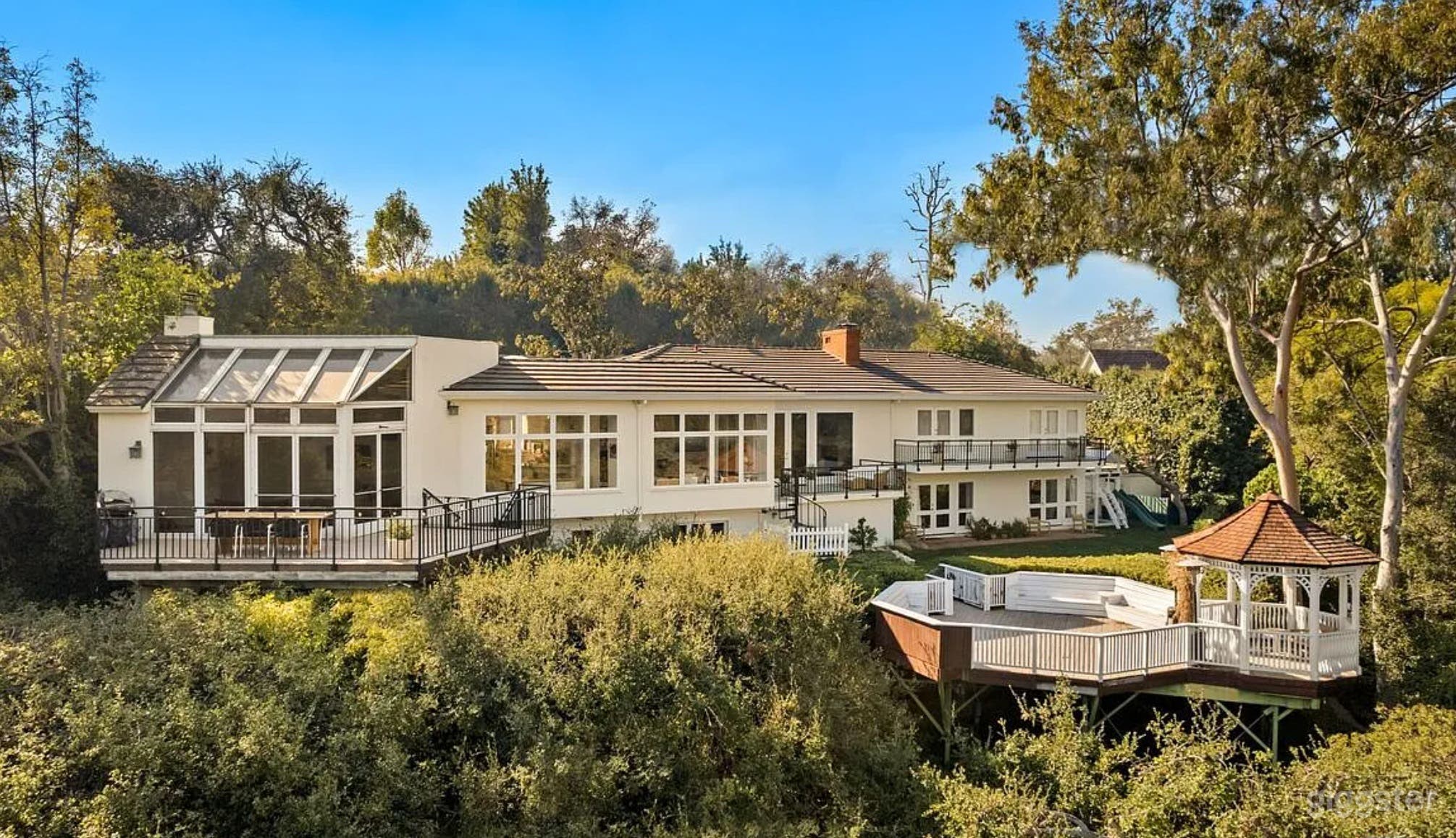 ELEGANT HILLTOP VILLA WITH SKYLIT INTERIORS Photo 3