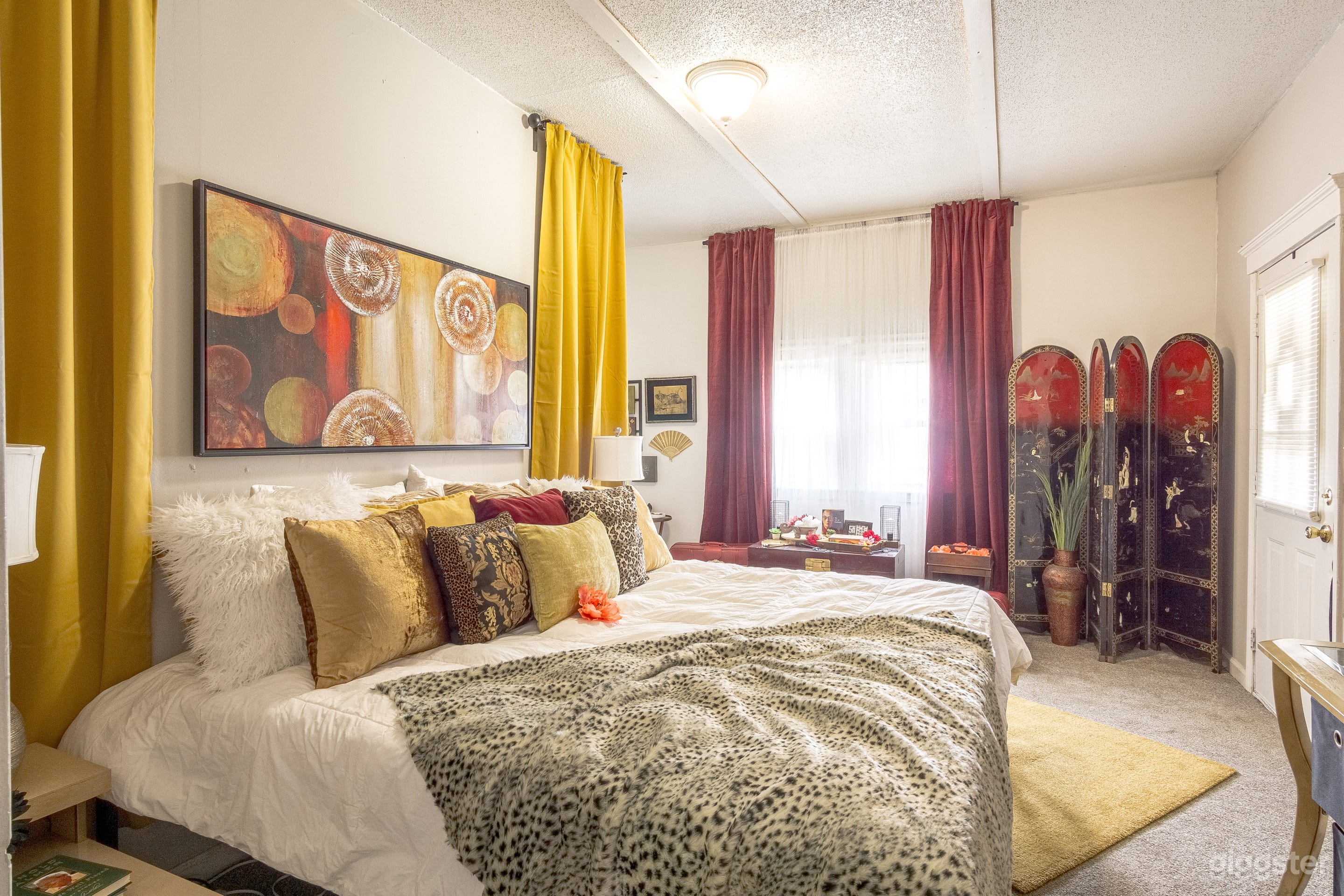 Beautiful Vintage Themed Home Great for Events Photo 4