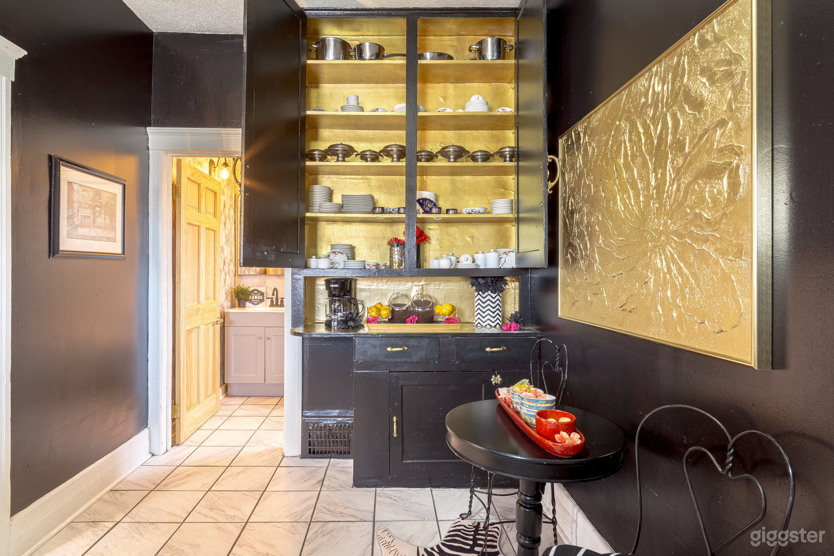 Beautiful Vintage Themed Home Great for Events Photo 3