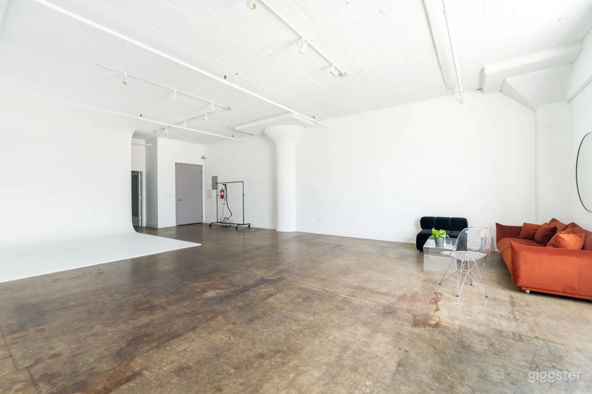 White Studio with Cyc, Equipment and AC | DTLA 06 Photo 4