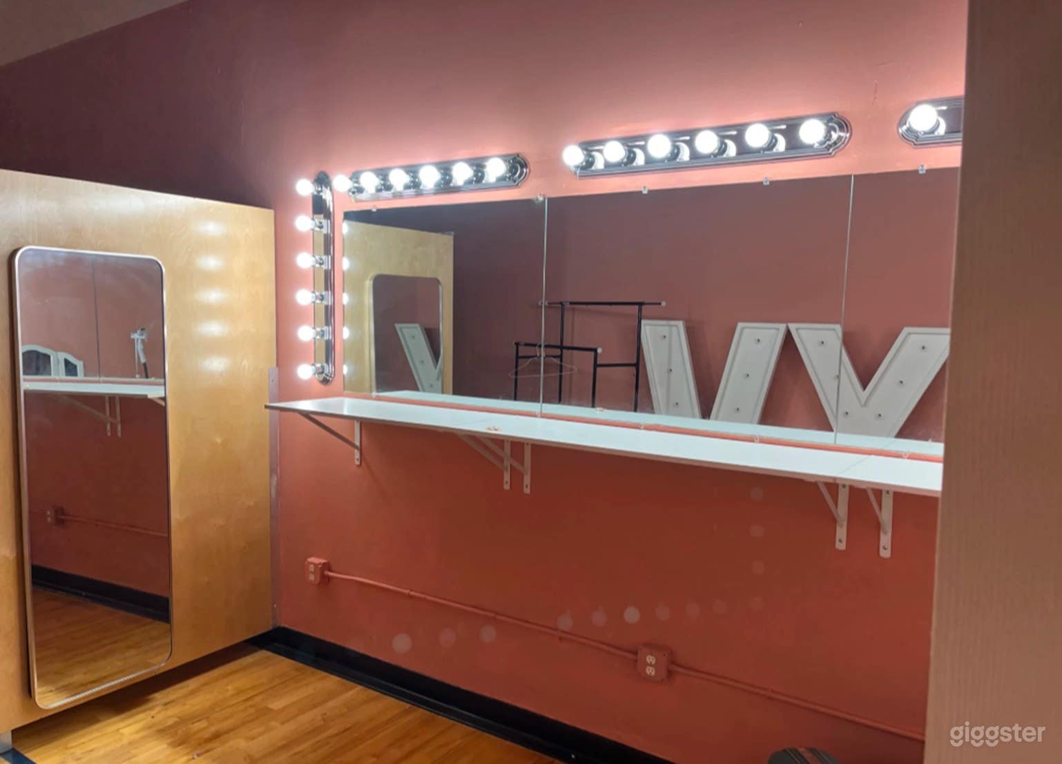 Pink Photo Room Photo 4