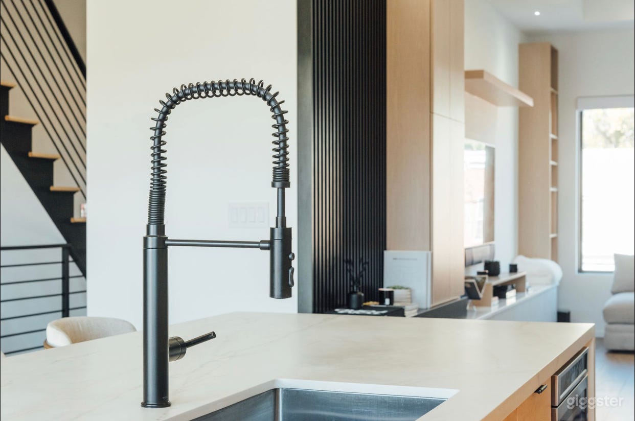 Brooklyn Style Penthouse w/ Rooftop & NYC Views! Photo 3