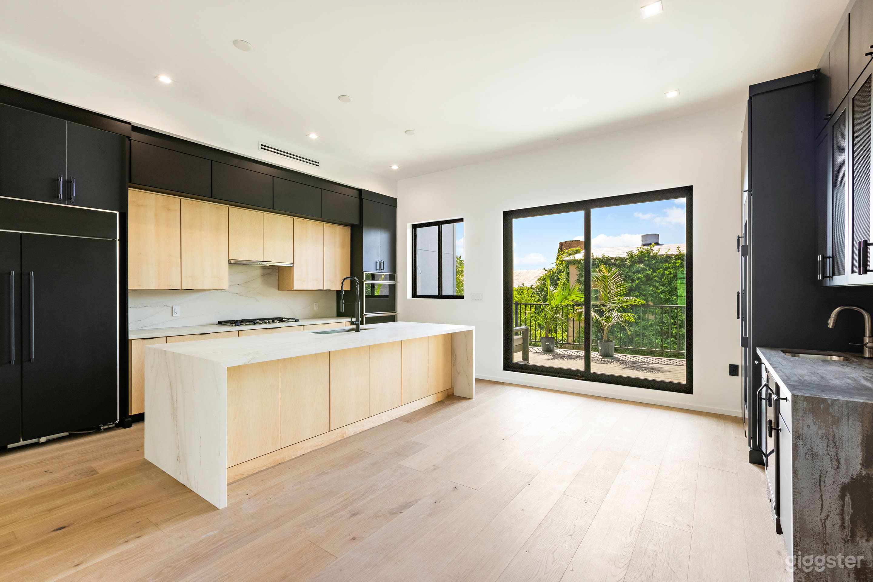 Brooklyn Style Penthouse w/ Rooftop & NYC Views! Photo 4