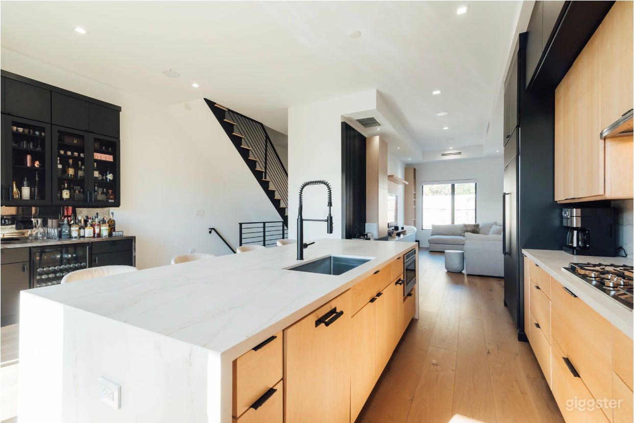 Brooklyn Style Penthouse w/ Rooftop & NYC Views! Photo 1