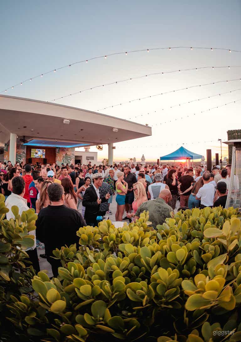  Stylish Rooftop Lounge with Water View in Hollywood Beach 