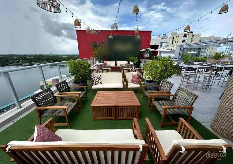  Stylish Rooftop Lounge with Water View in Hollywood Beach 