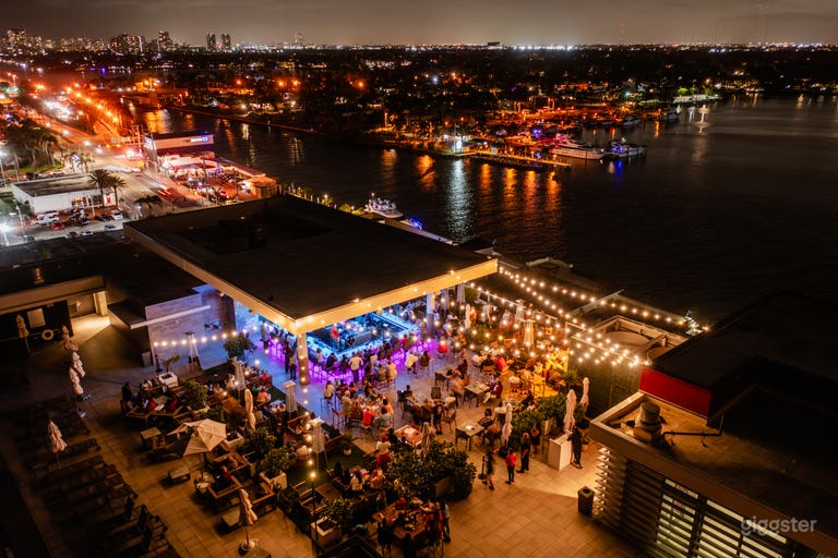  Stylish Rooftop Lounge with Water View in Hollywood Beach 