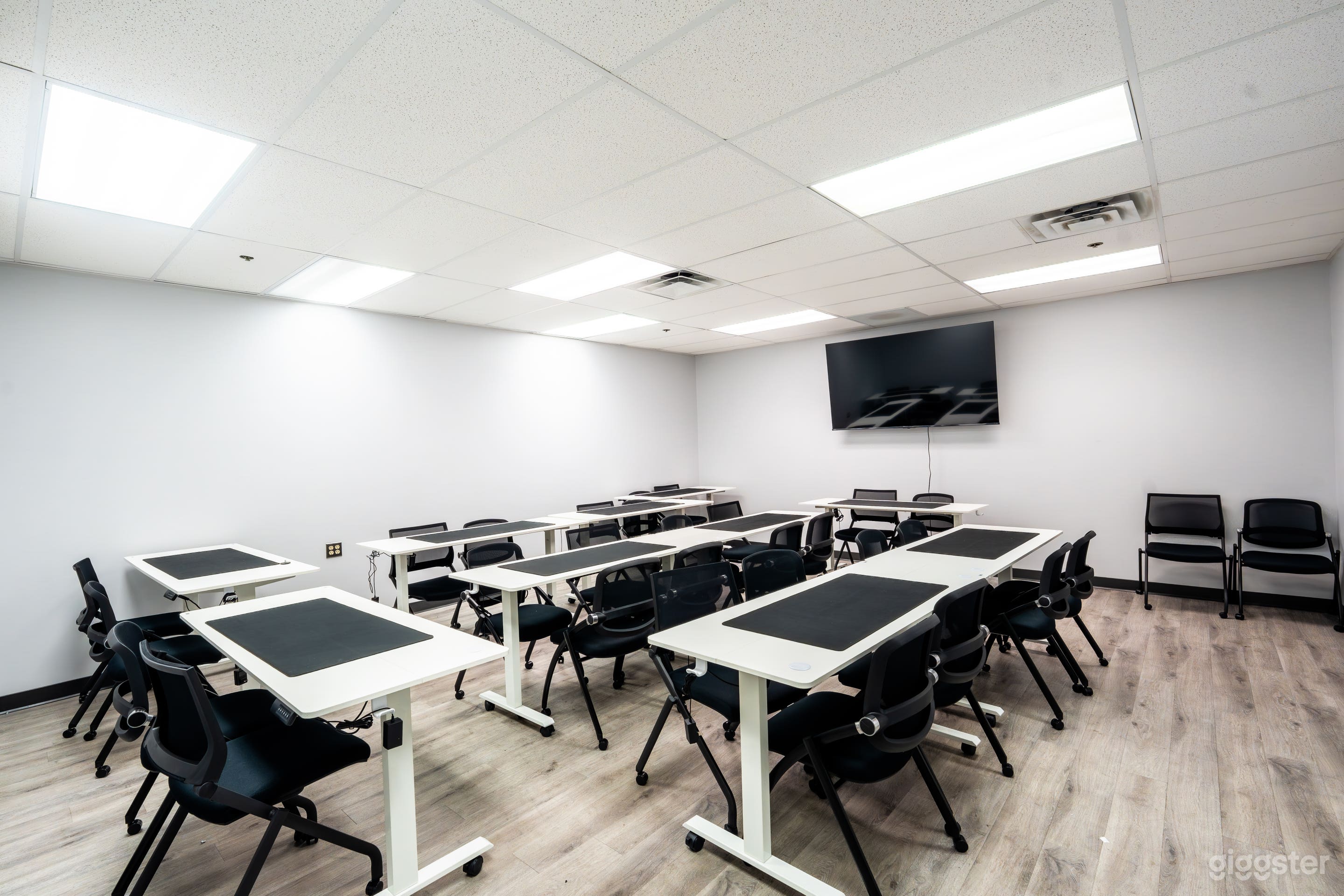 Modern Laurel 2 Classroom & Training Space Photo 2