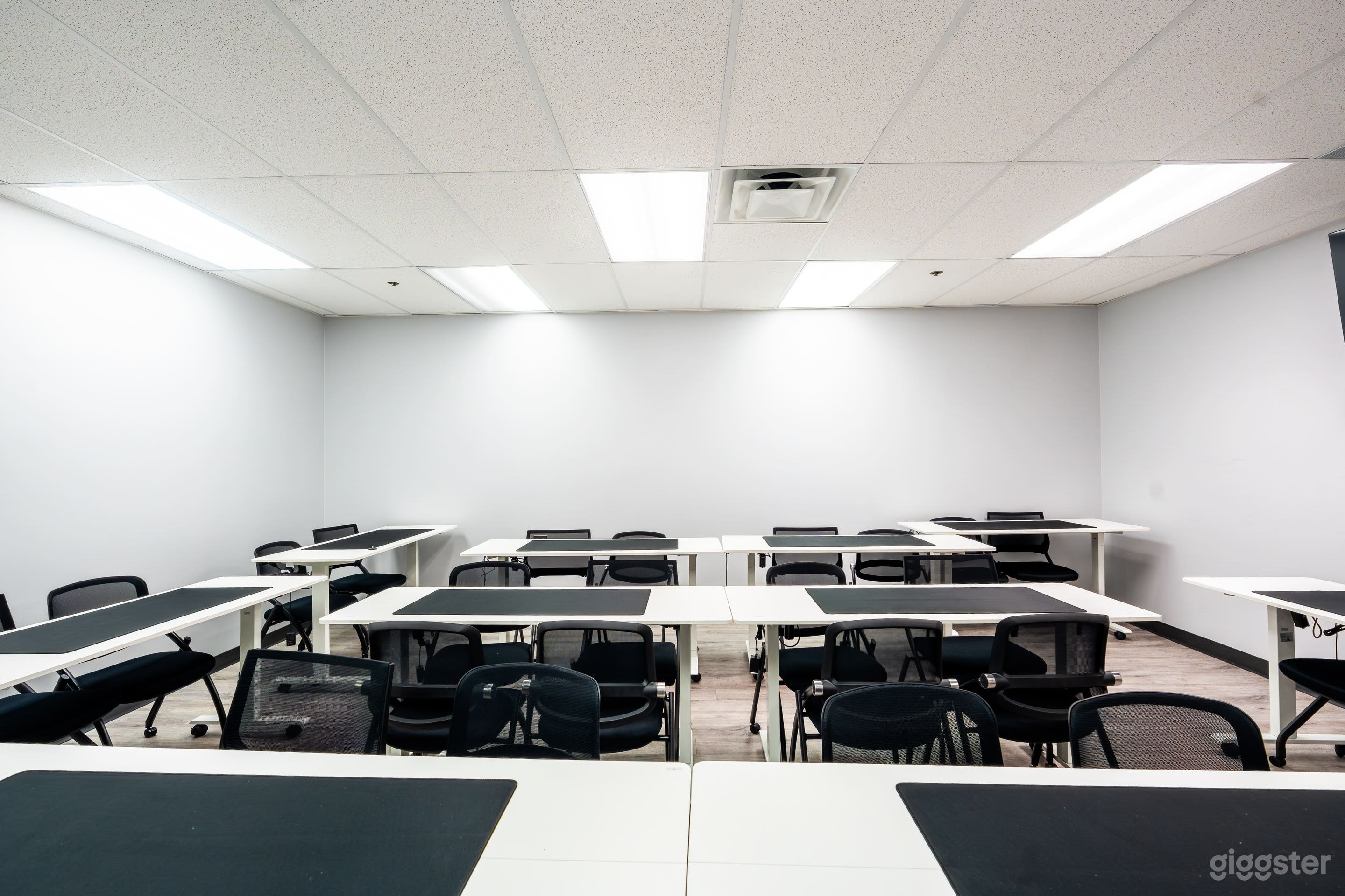 Modern Laurel 2 Classroom & Training Space Photo 1