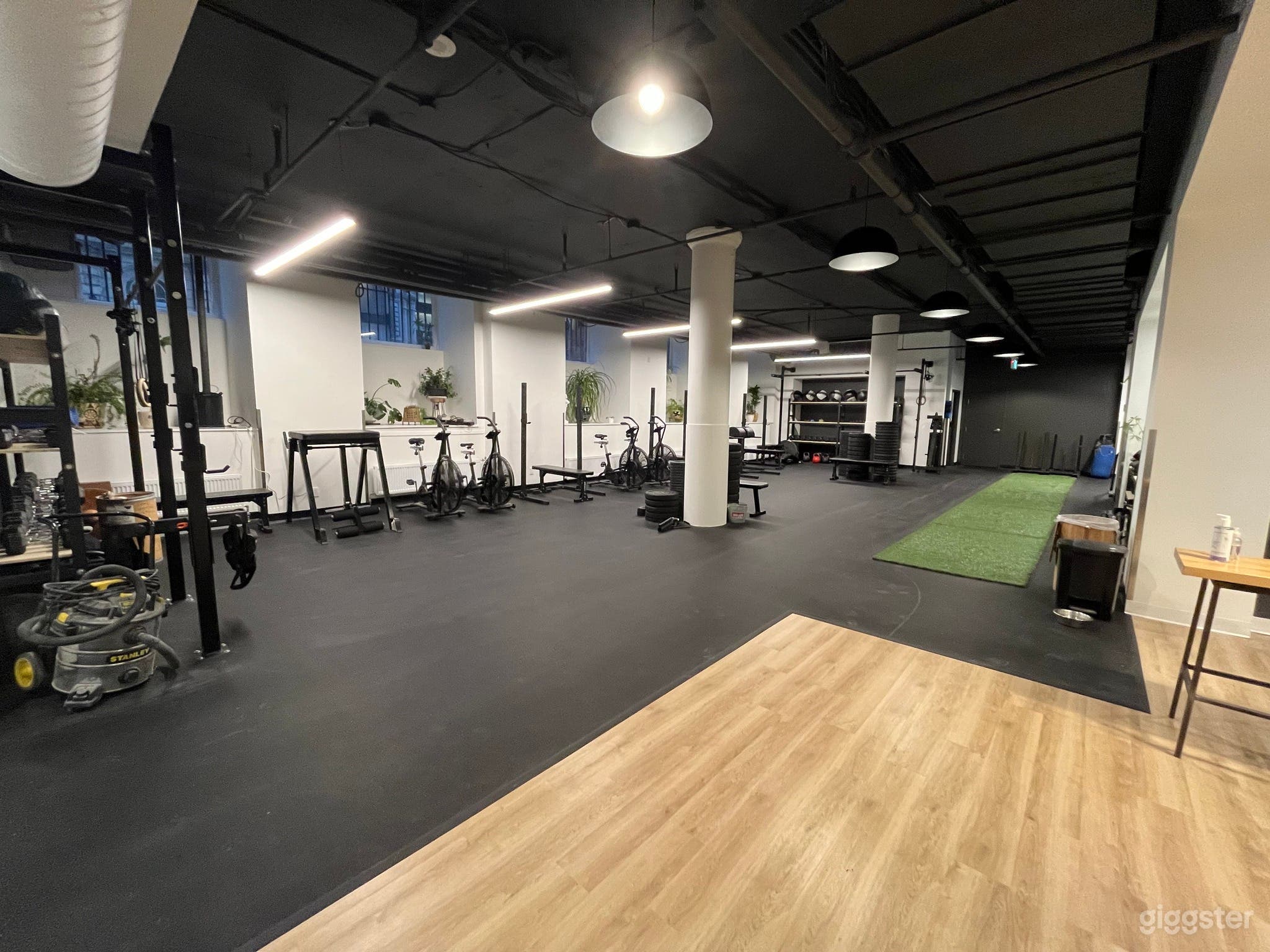 Stylish Wellness &amp; Training Gym in Old Montreal (Buyout) Photo 2