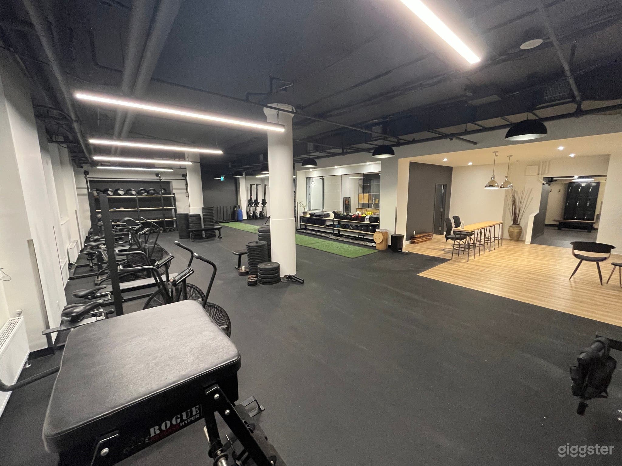 Stylish Wellness &amp; Training Gym in Old Montreal (Buyout) Photo 3