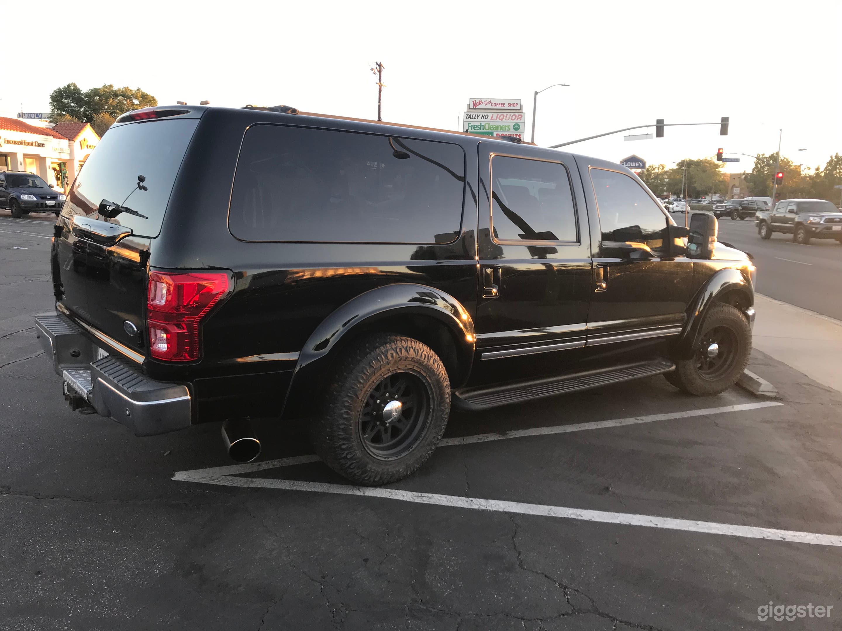 Black 2016 excursion undercover cop vehicle Photo 4