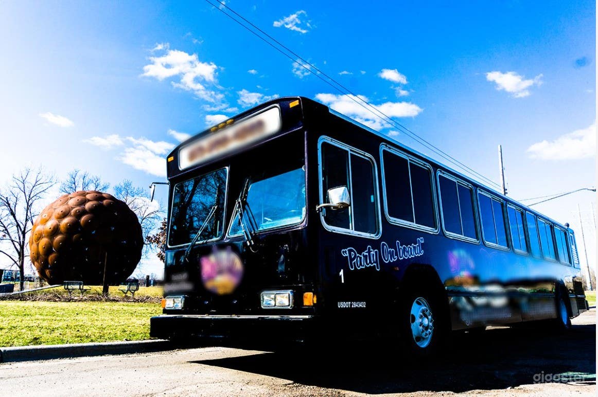 VIP Party Bus "Black Pearl" in Minneapolis Photo 1