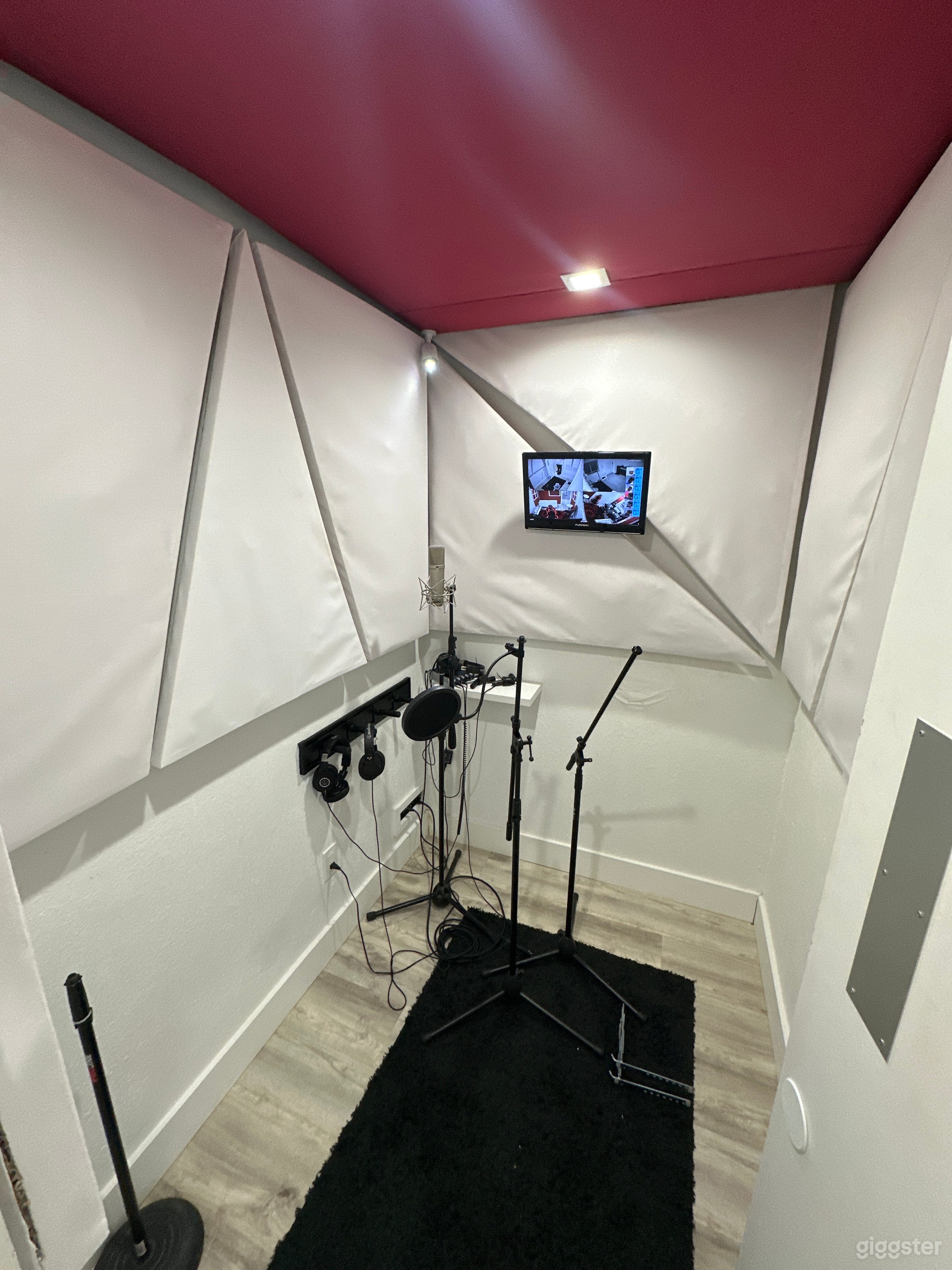 Private and comfortable recording studio. Photo 3