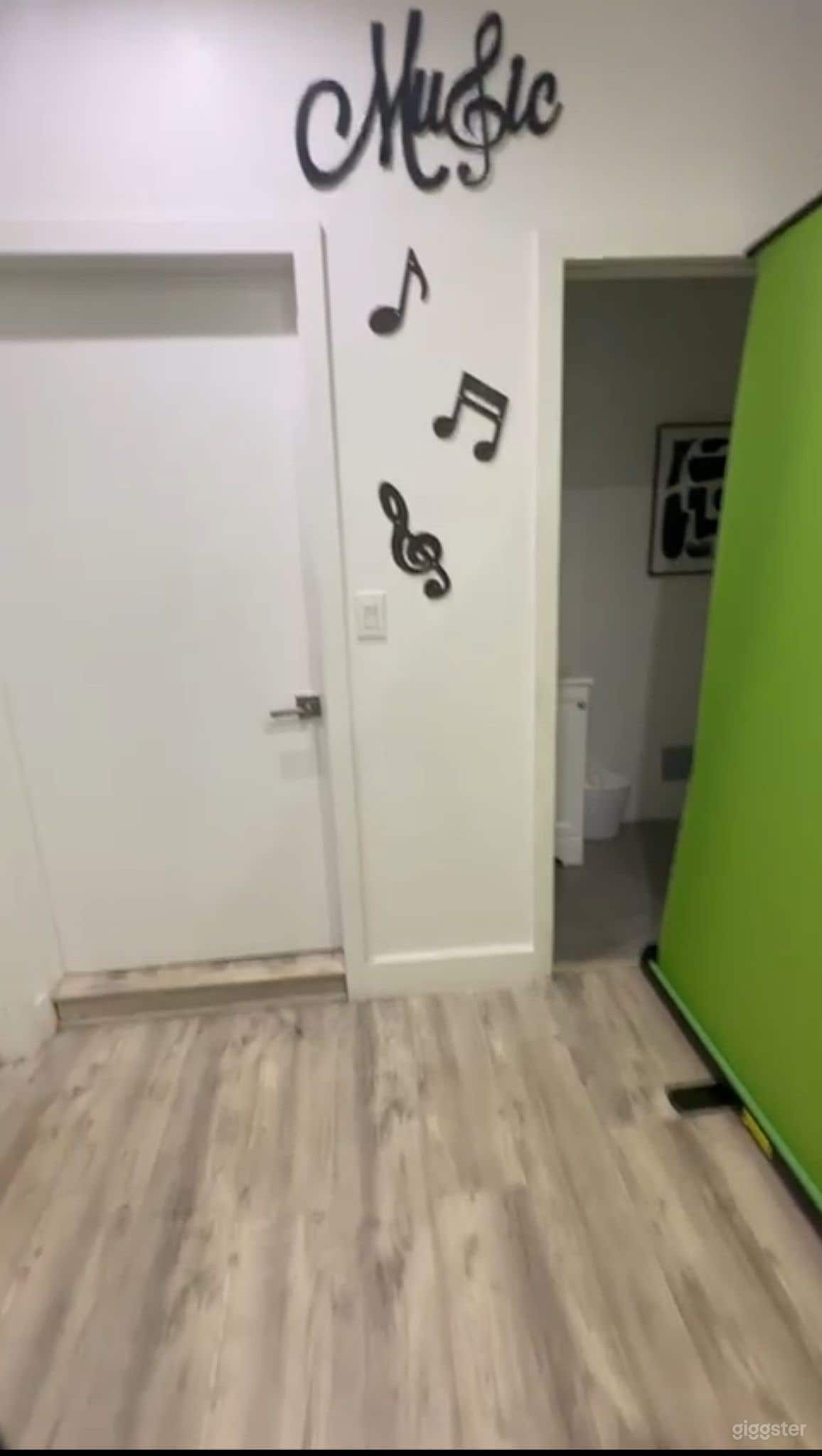 Private and comfortable recording studio. Photo 2