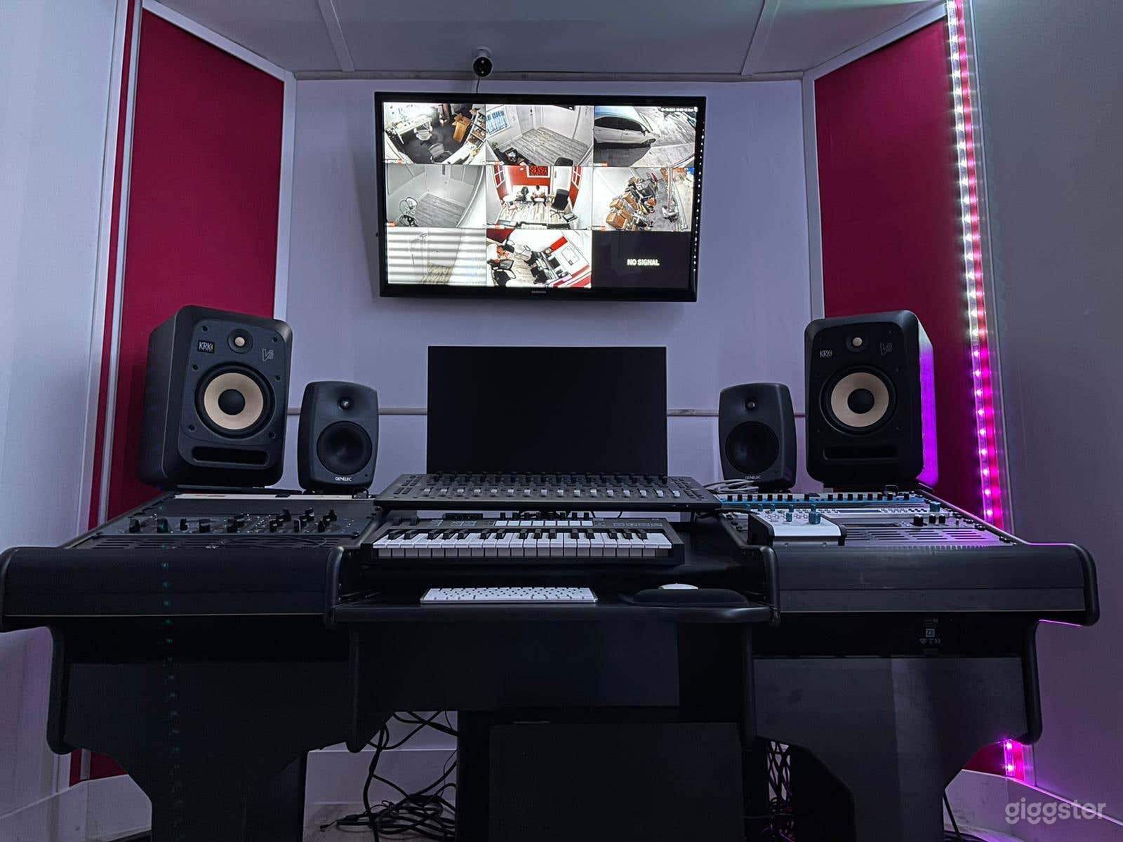 Private and comfortable recording studio. Photo 1