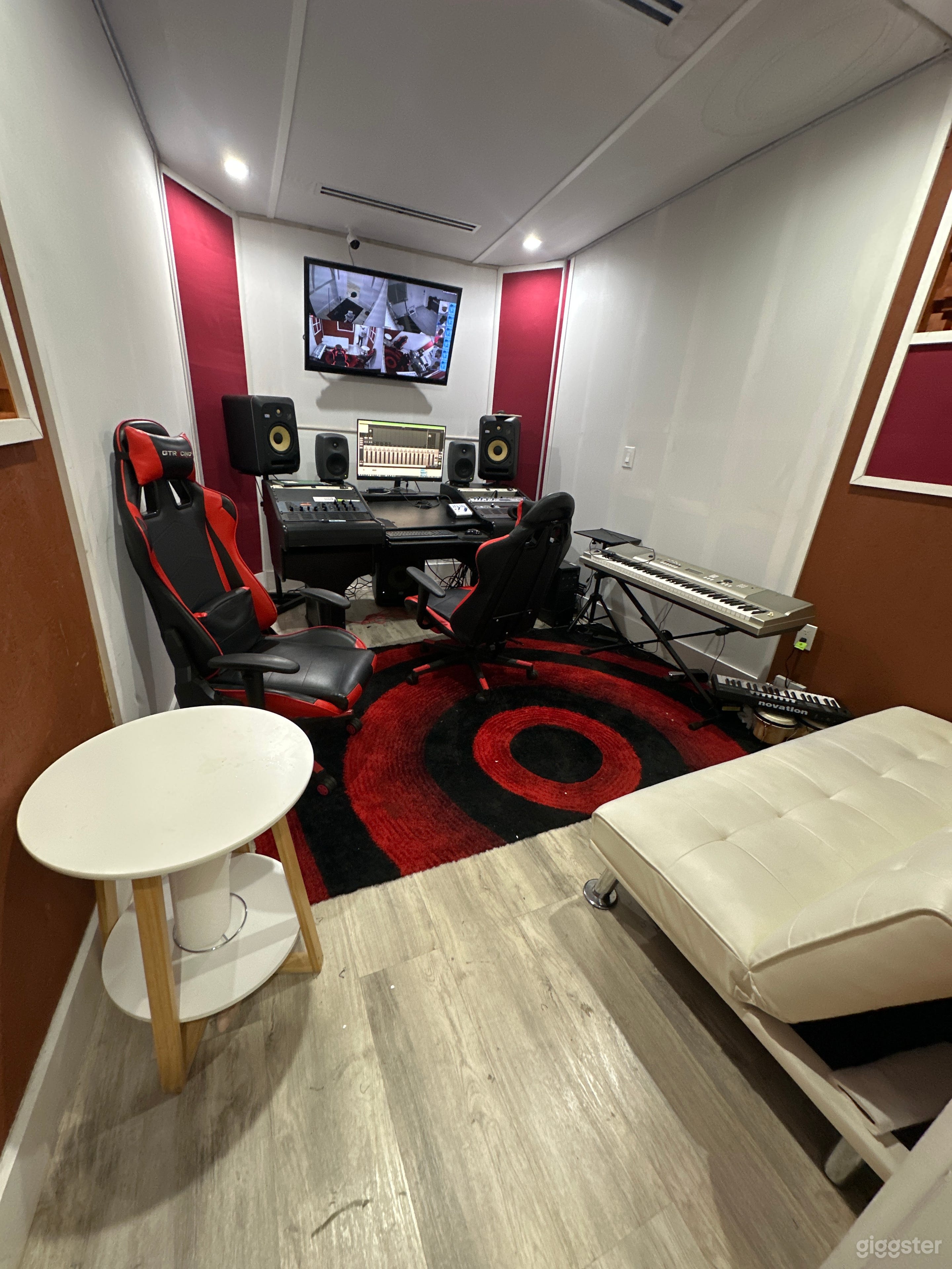Private and comfortable recording studio. Photo 4