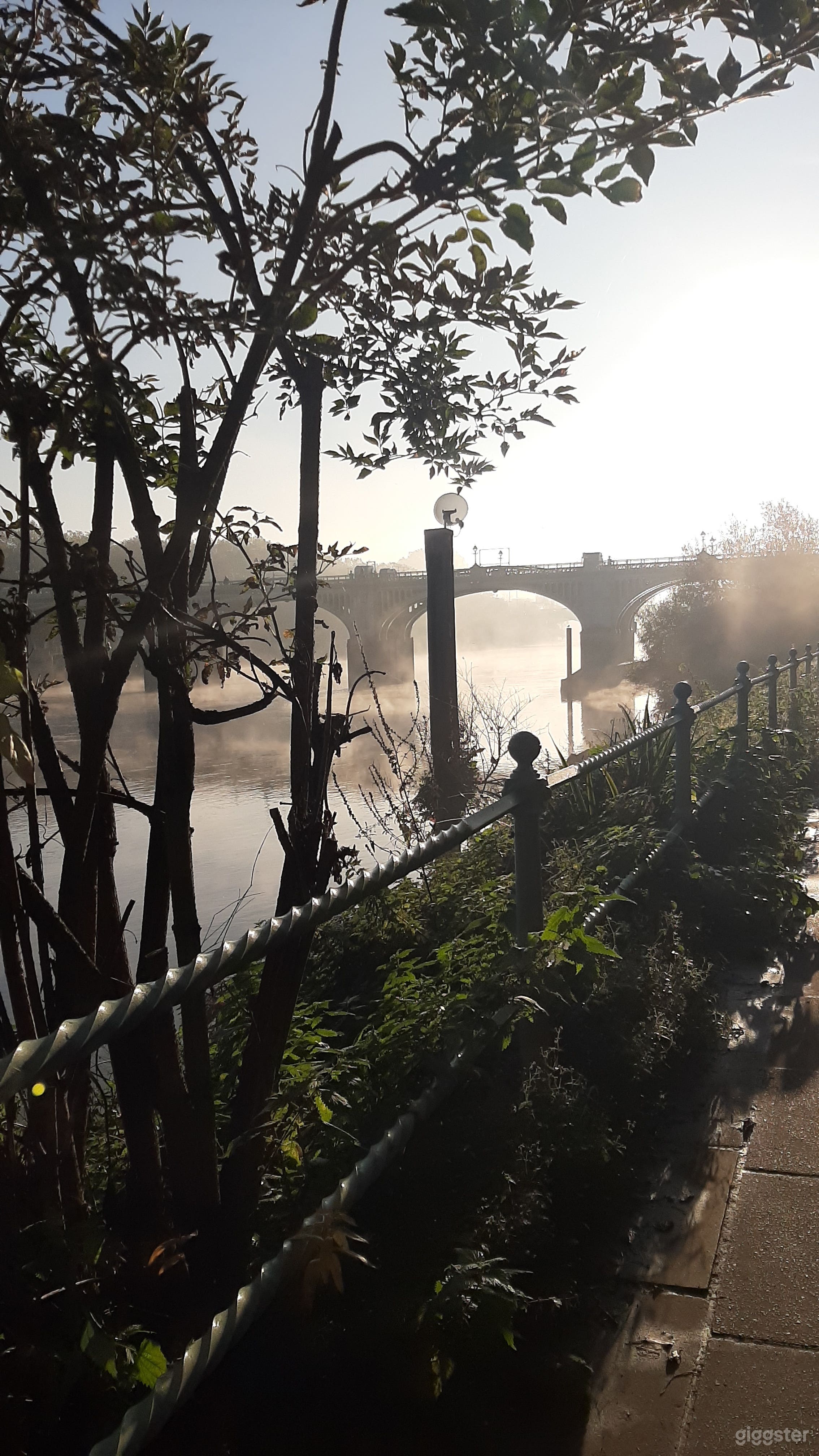 2 min walk from the river Thames 