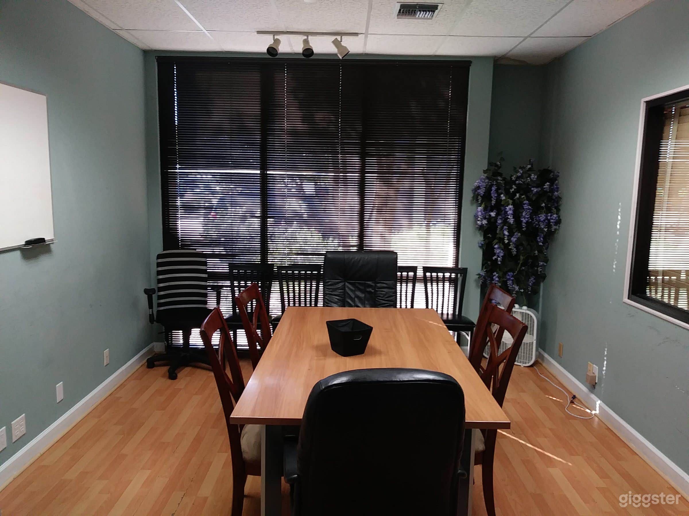 Small Conference Room for 8 People Photo 2