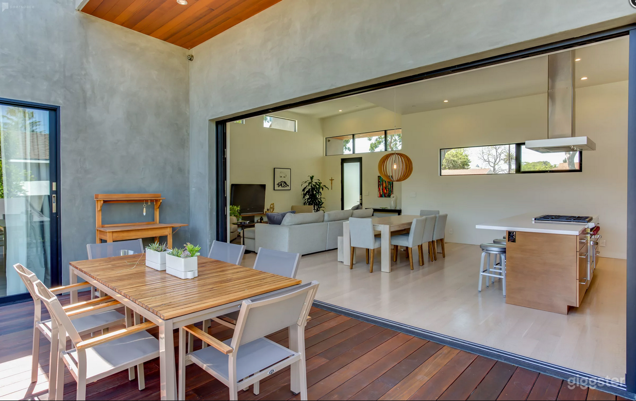 Modern Home with Amazing Natural Light Photo 3