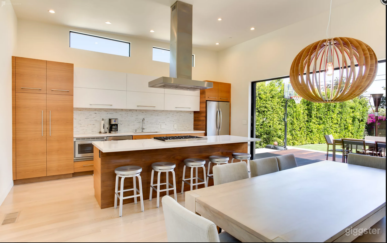 Modern Home with Amazing Natural Light Photo 2