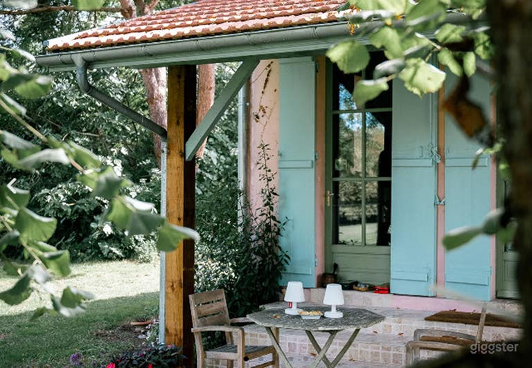  THE PINK HOUSE 