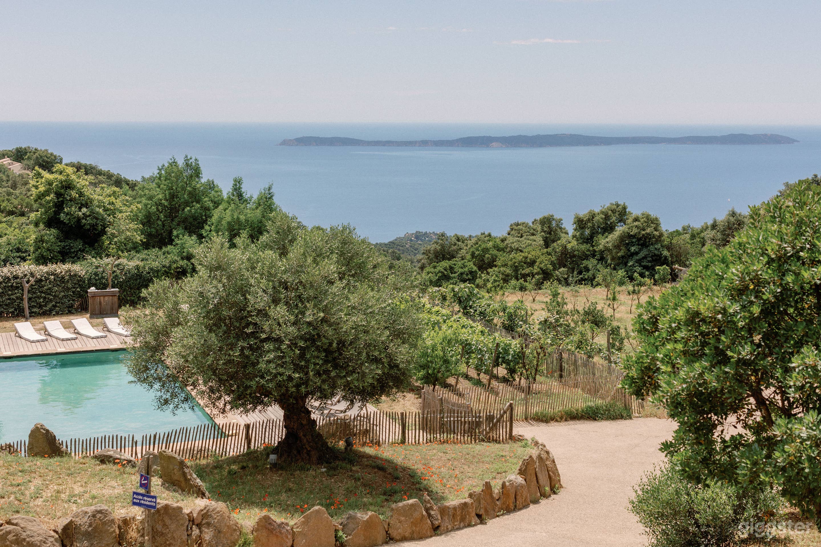 Photo de Retraite Nature sur la Côte d'Azur avec Vue sur les Îles 2