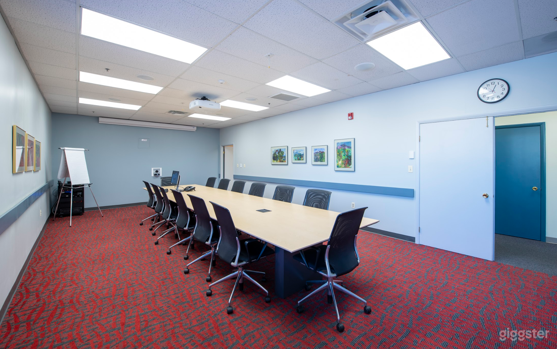 Modern, Fully Equipped 14 Person Boardroom Photo 1