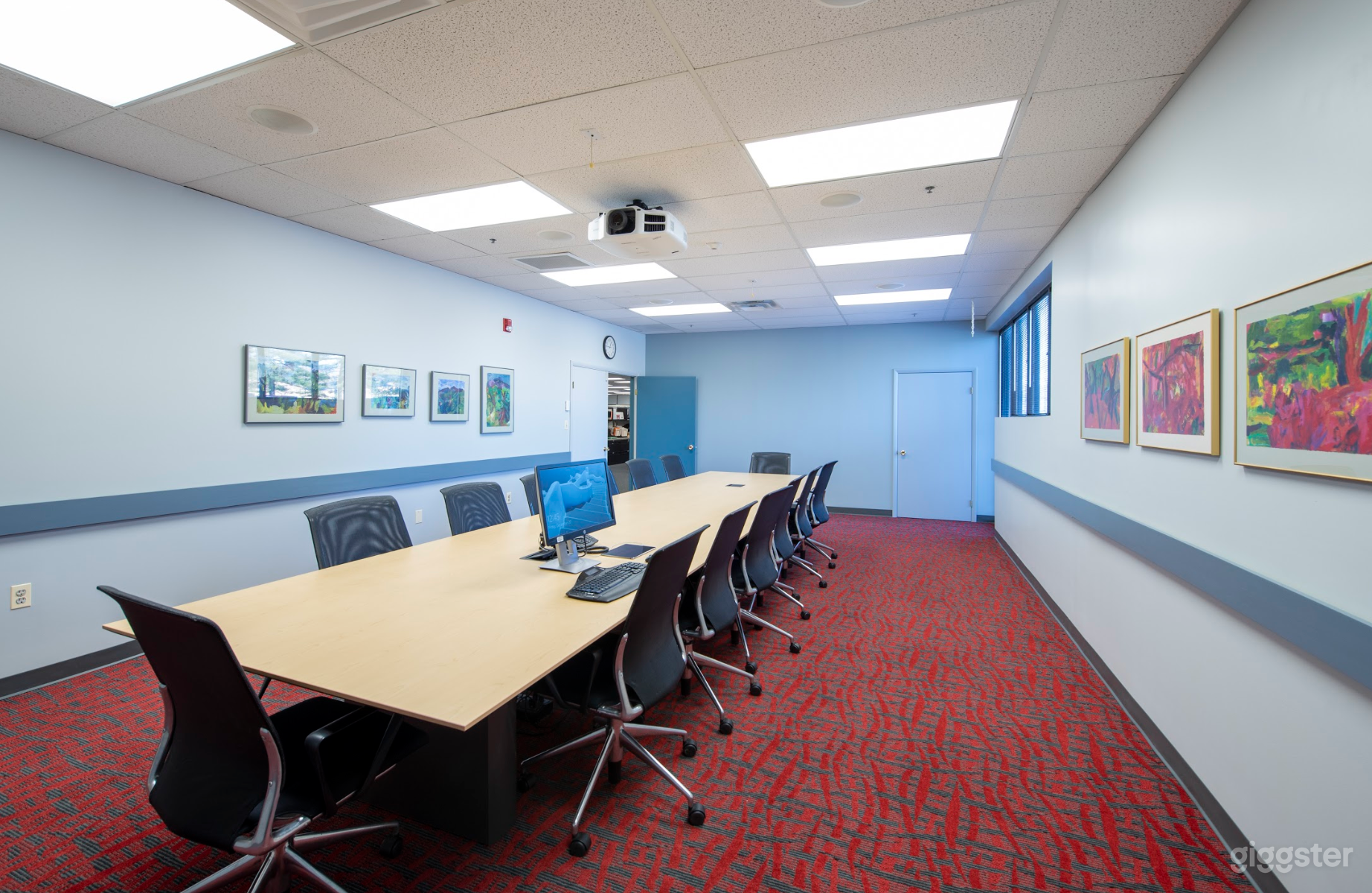 Modern, Fully Equipped 14 Person Boardroom Photo 4