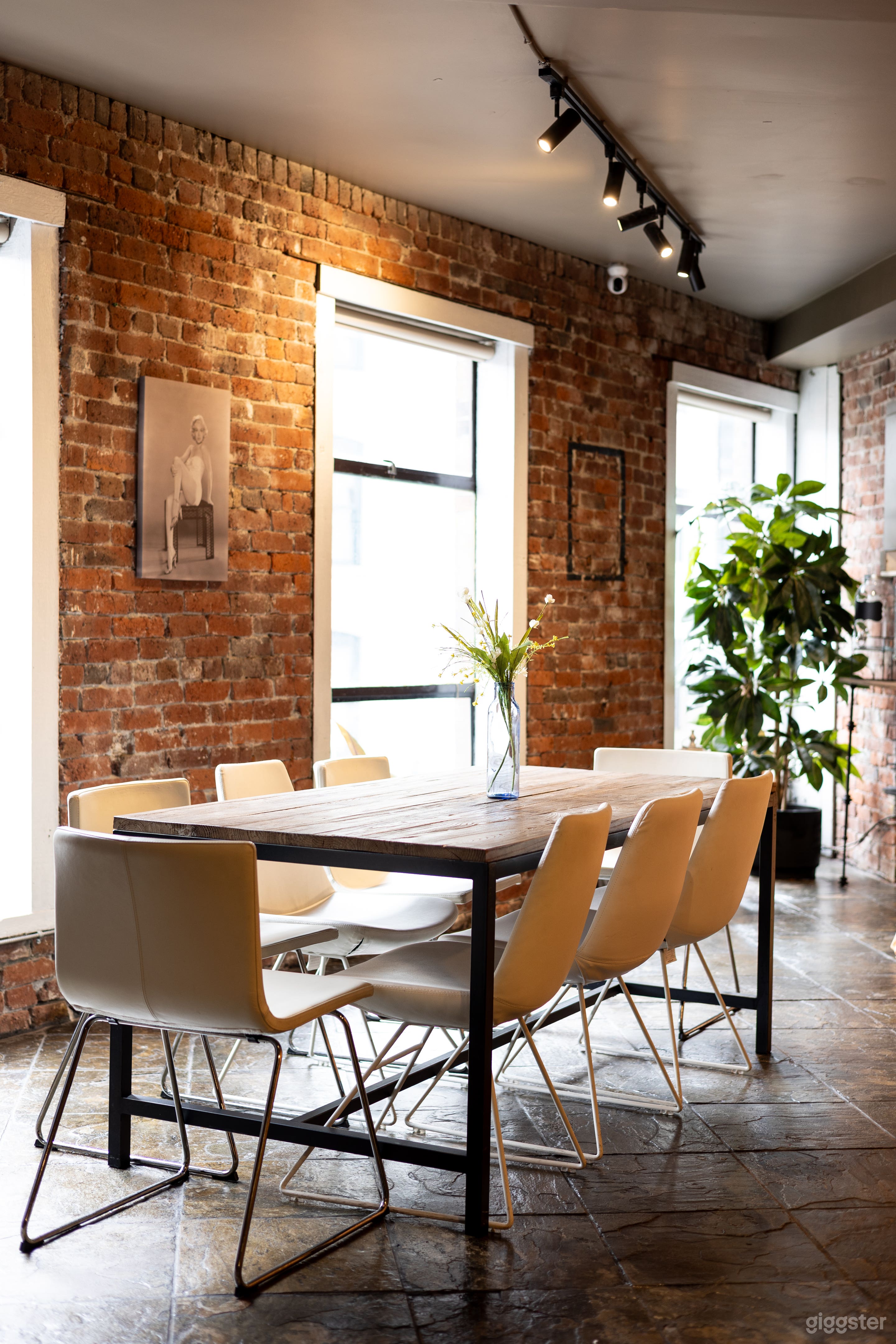 Small Room in a Heart of Gastown Photo 1