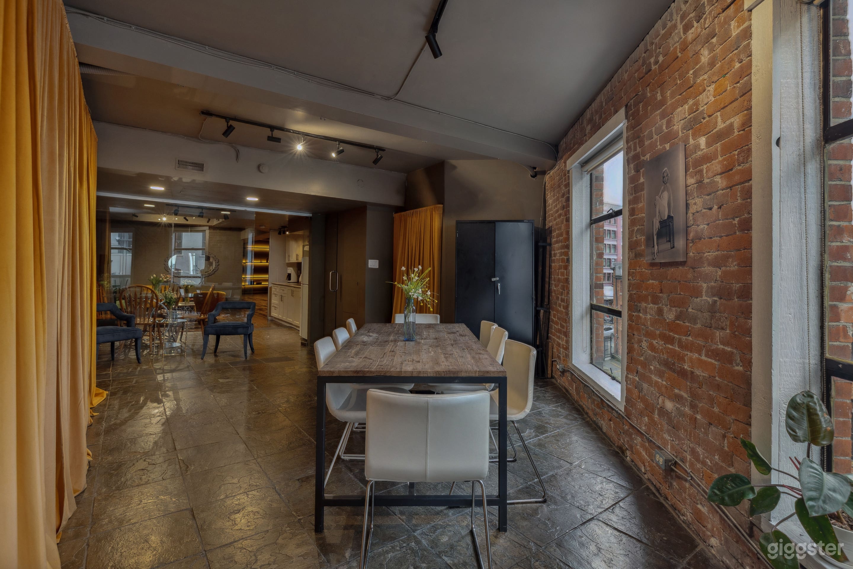 Small Room in a Heart of Gastown Photo 4