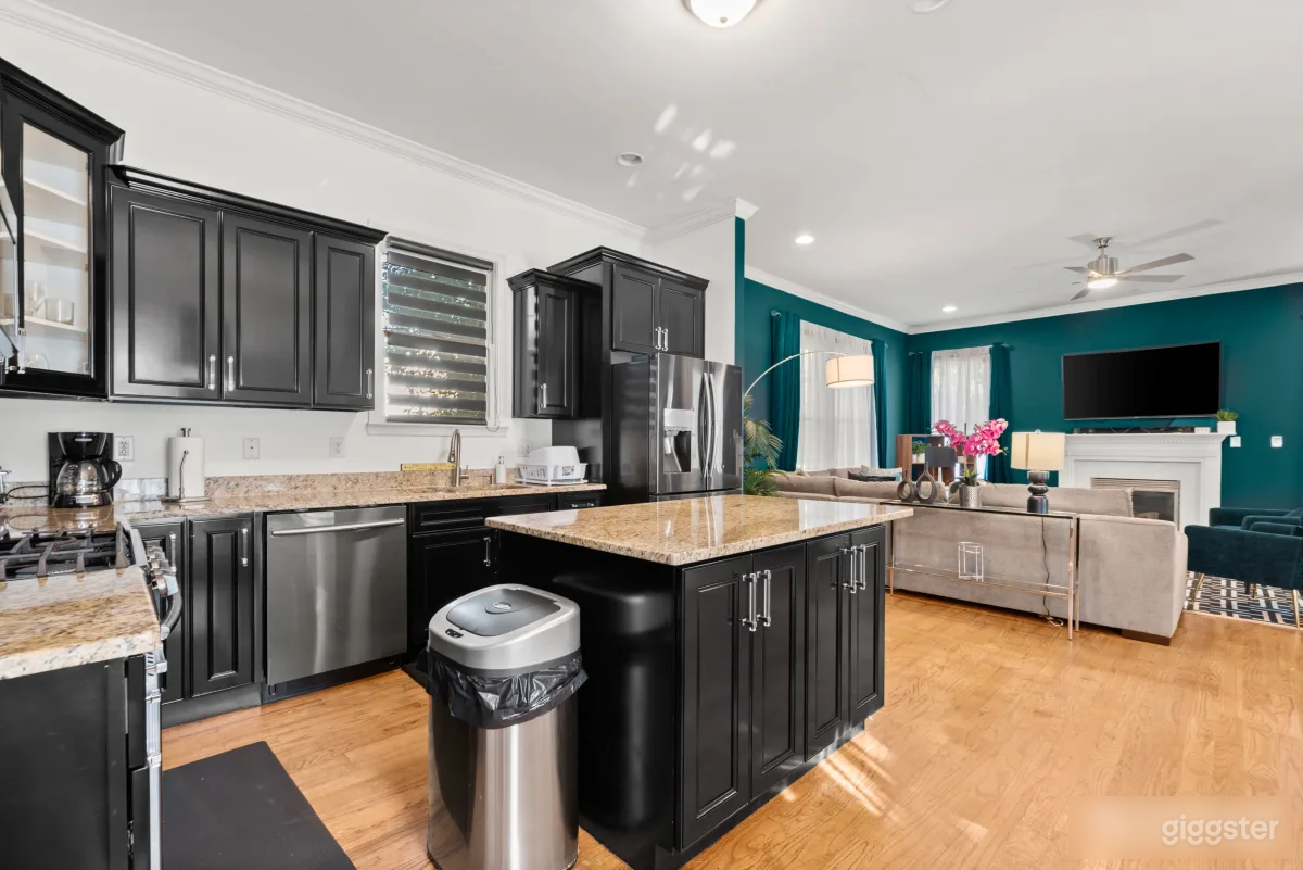 Luxury Retreat with Parlor, Stylish Bar, and Expansive Open Kitchen" Photo 4