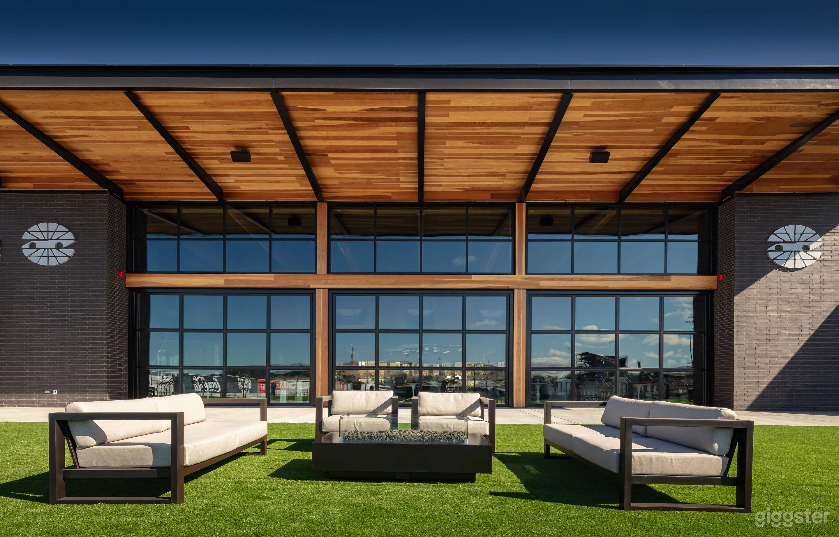 Luxury Club Lounge with Trackside View Photo 4