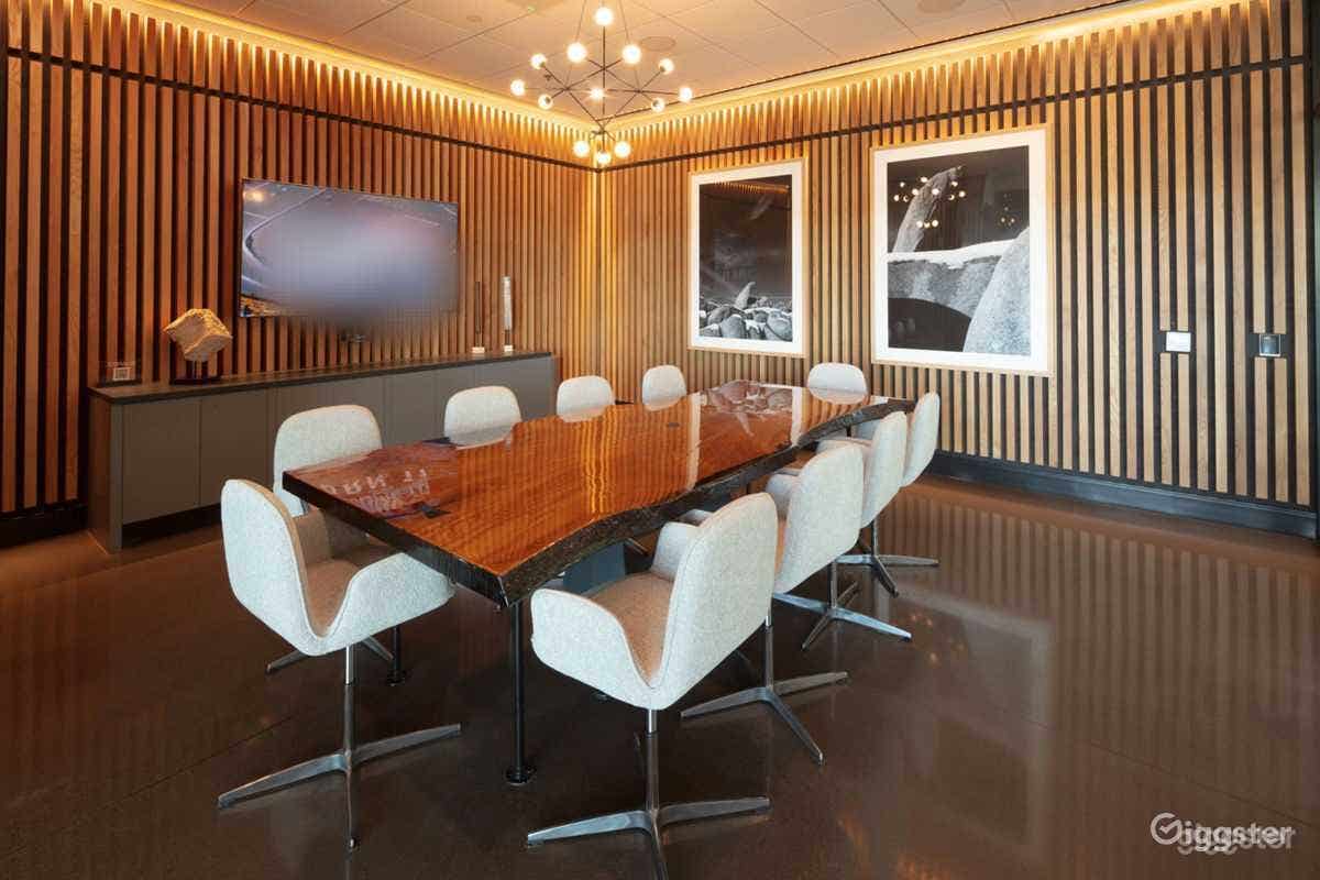 Luxury Club Lounge with Trackside View Photo 2