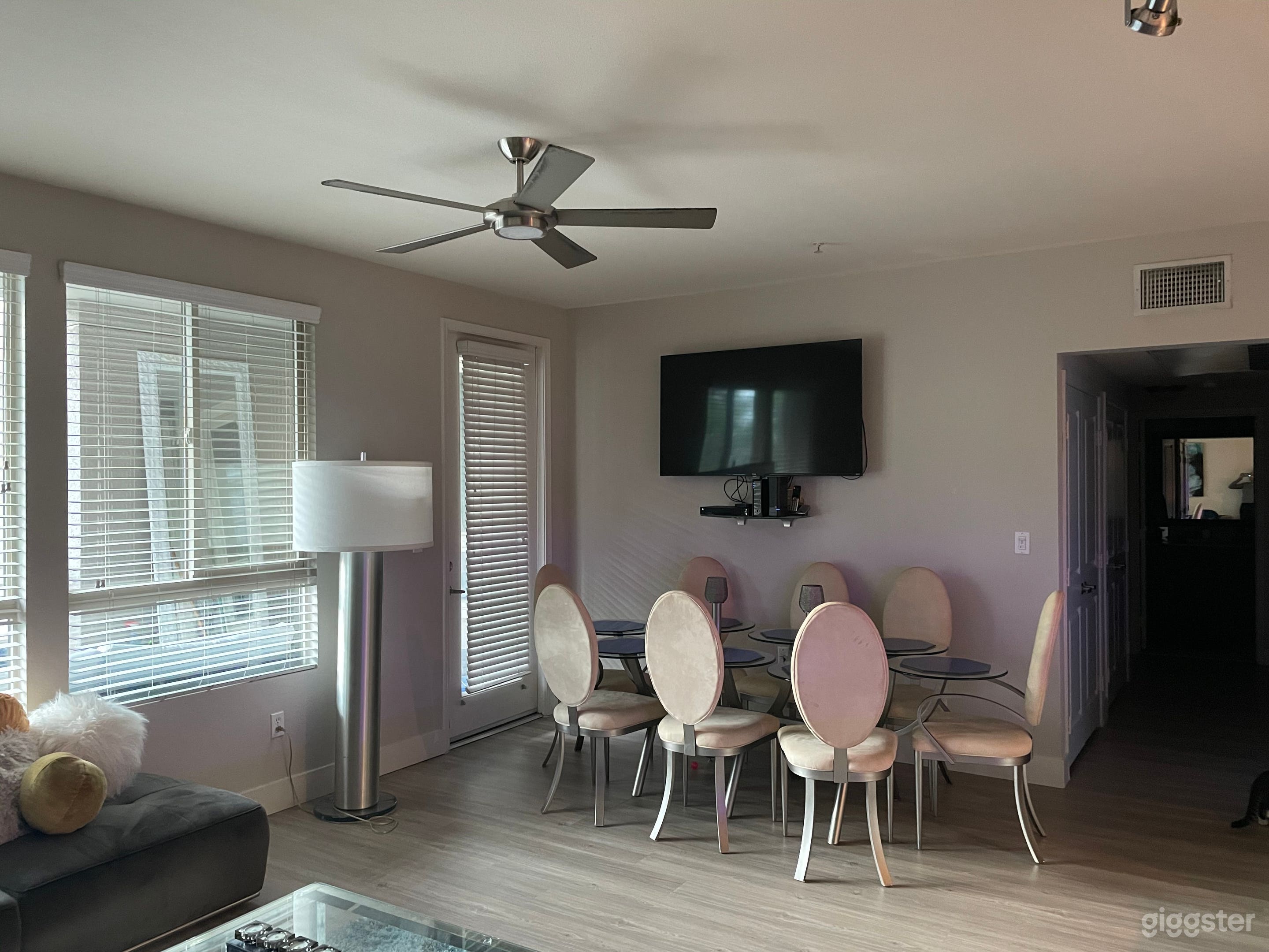 Woodland Hills Quaint &amp; Chic 2 Bdrm Apt Photo 2