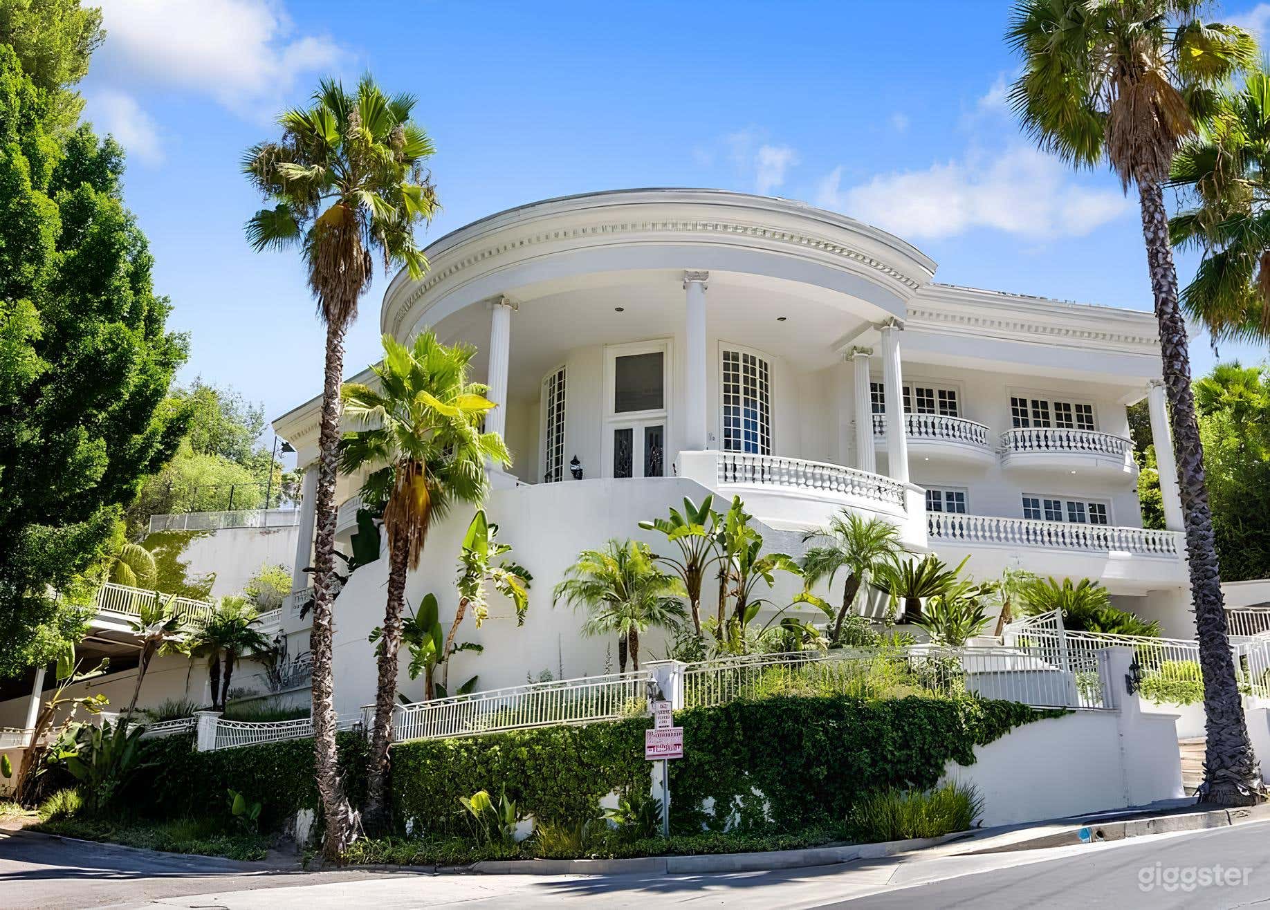 PREMIER LOS ANGELES ESTATE W/ POOL AND WATERFALL Photo 2