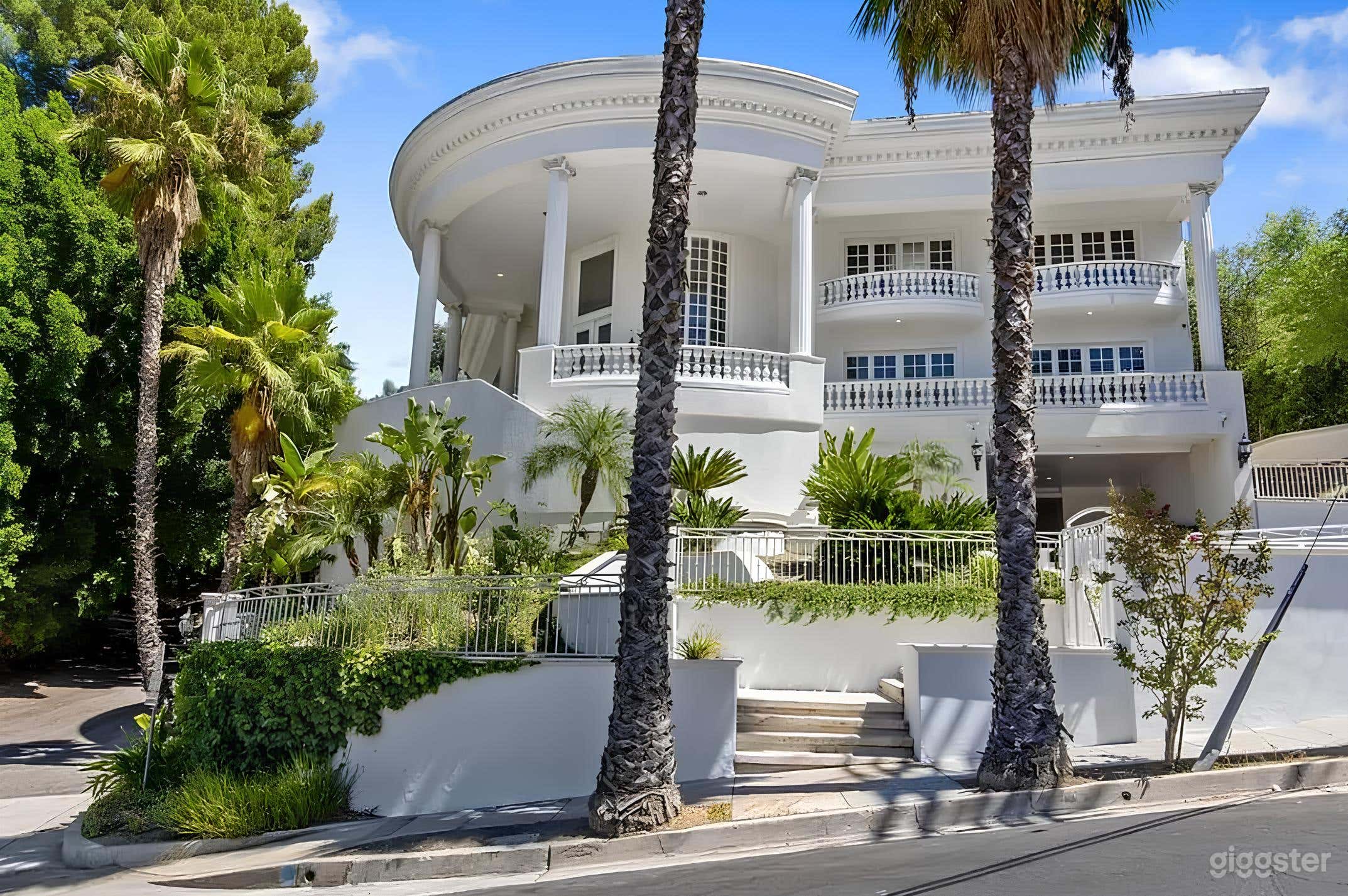 PREMIER LOS ANGELES ESTATE W/ POOL AND WATERFALL Photo 4