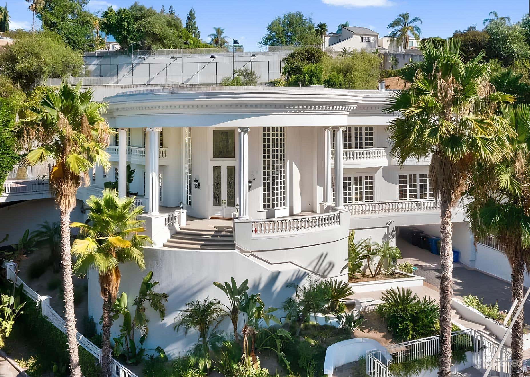 PREMIER LOS ANGELES ESTATE W/ POOL AND WATERFALL Photo 1